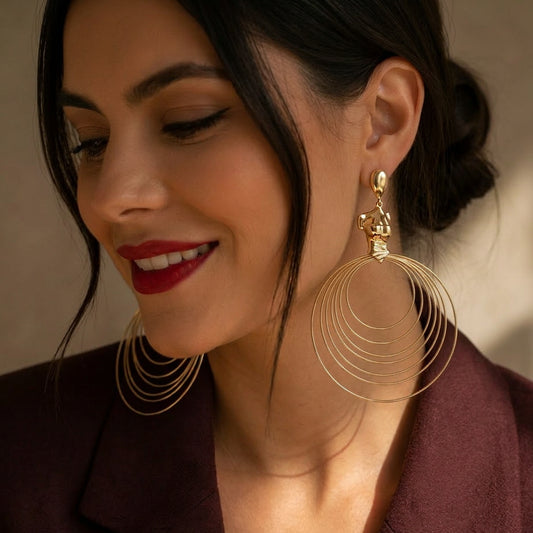 Circe - stud oorbellen met grote ringen in goud - set