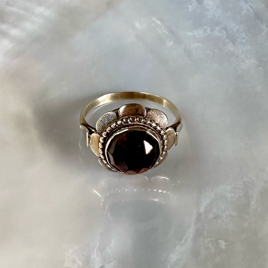 Vintage 10 carat flower ring with garnet gemstone - size 18 | 57