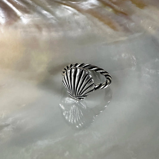 Vintage Shell Ring with Twisted Band – size 16 | 50