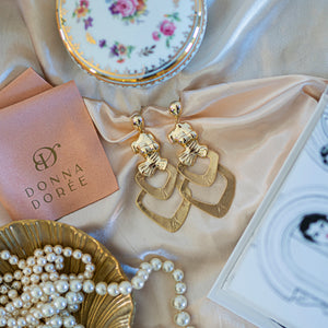 Gaia - stud oorbellen met gelaagde jurk in goud - set
