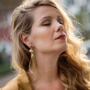 Rhea - stud earrings with strings in gold - set