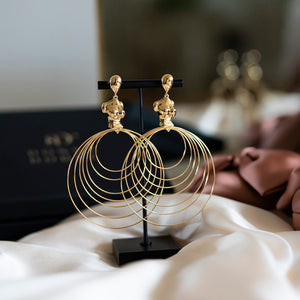 Circe - stud earrings with large hoops in gold - set